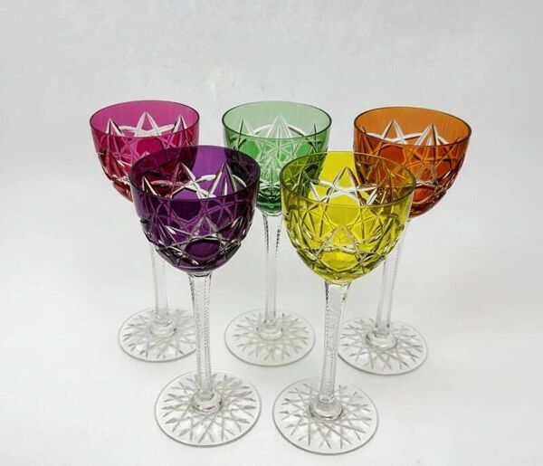 Suite de 5 verres anciens en cristal taillé doublé couleur 19 cm – Baccarat – Modèle S1136 – vers 18