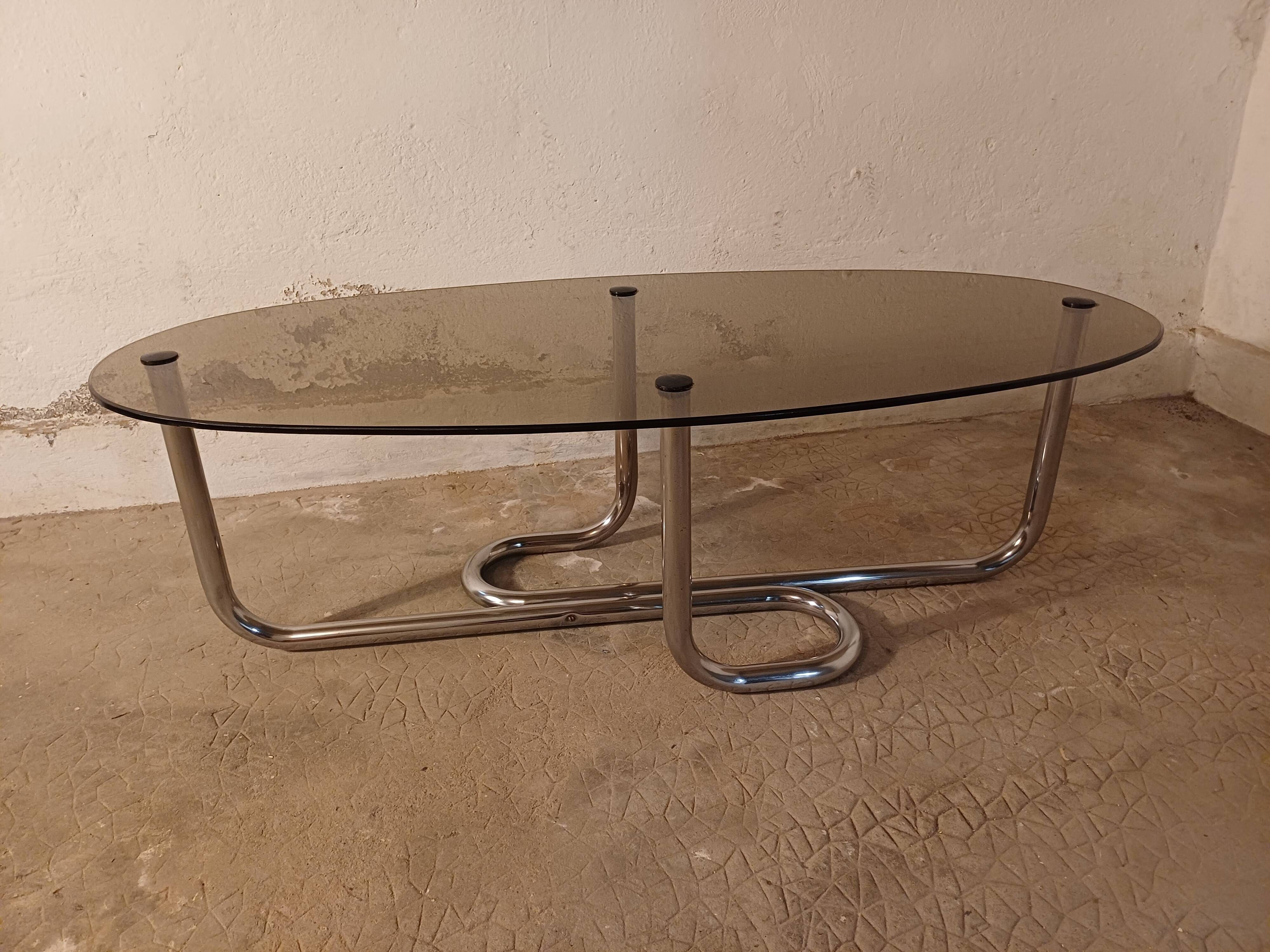 Table basse en verre fumé et métal chromé