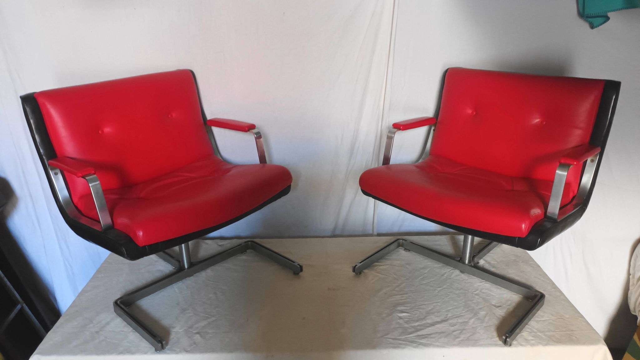 Paire de fauteuil en cuir de Raphael Raffel des années 70