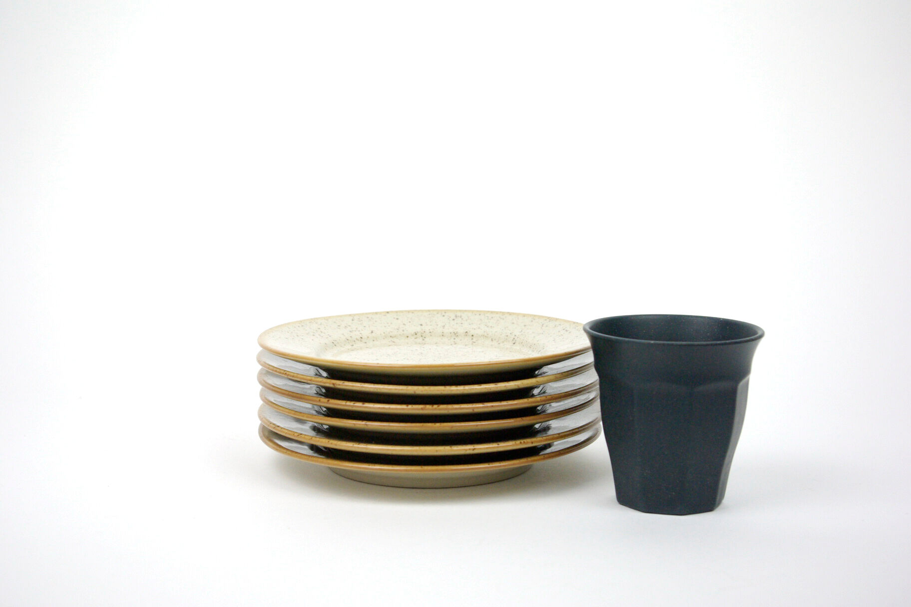 Lot of 6 round dessert plates in speckled sandstone