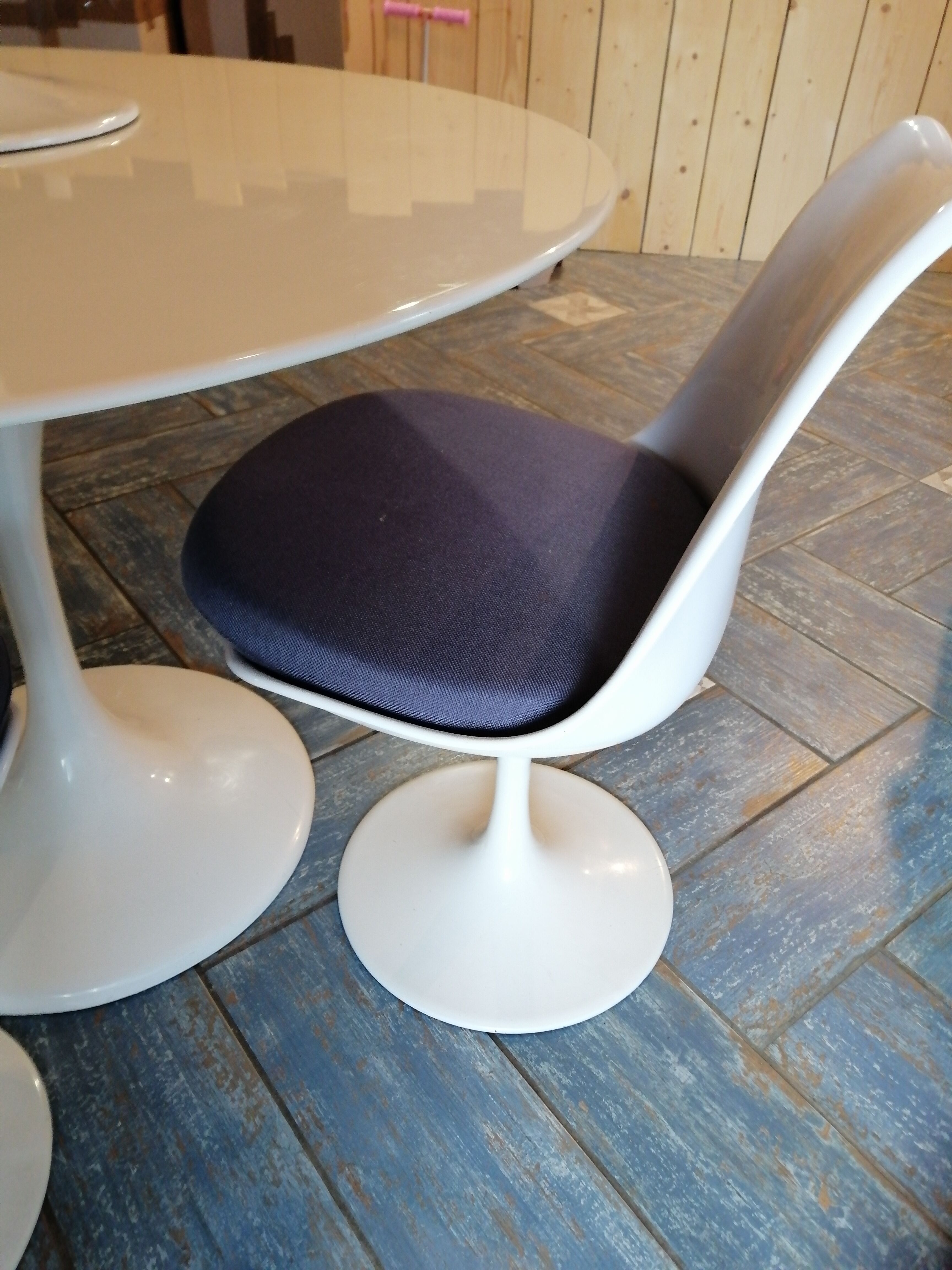 Tulip legs table and chairs