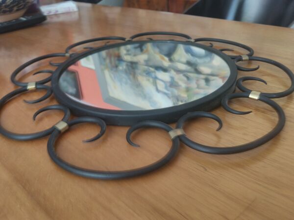 Miroir en fer forgé et bagues métal doré vers 1950 - 39cm
