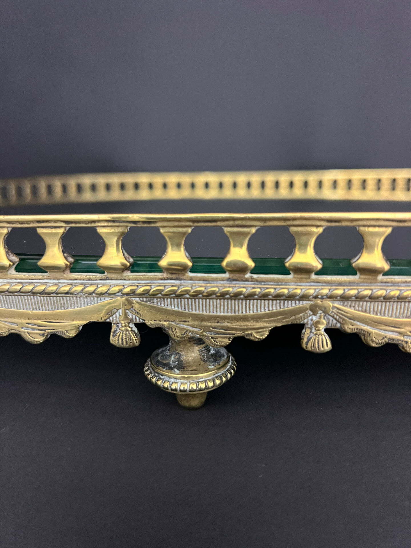 Large oval table centrepiece in bronze and mirror, Louis XVI style.