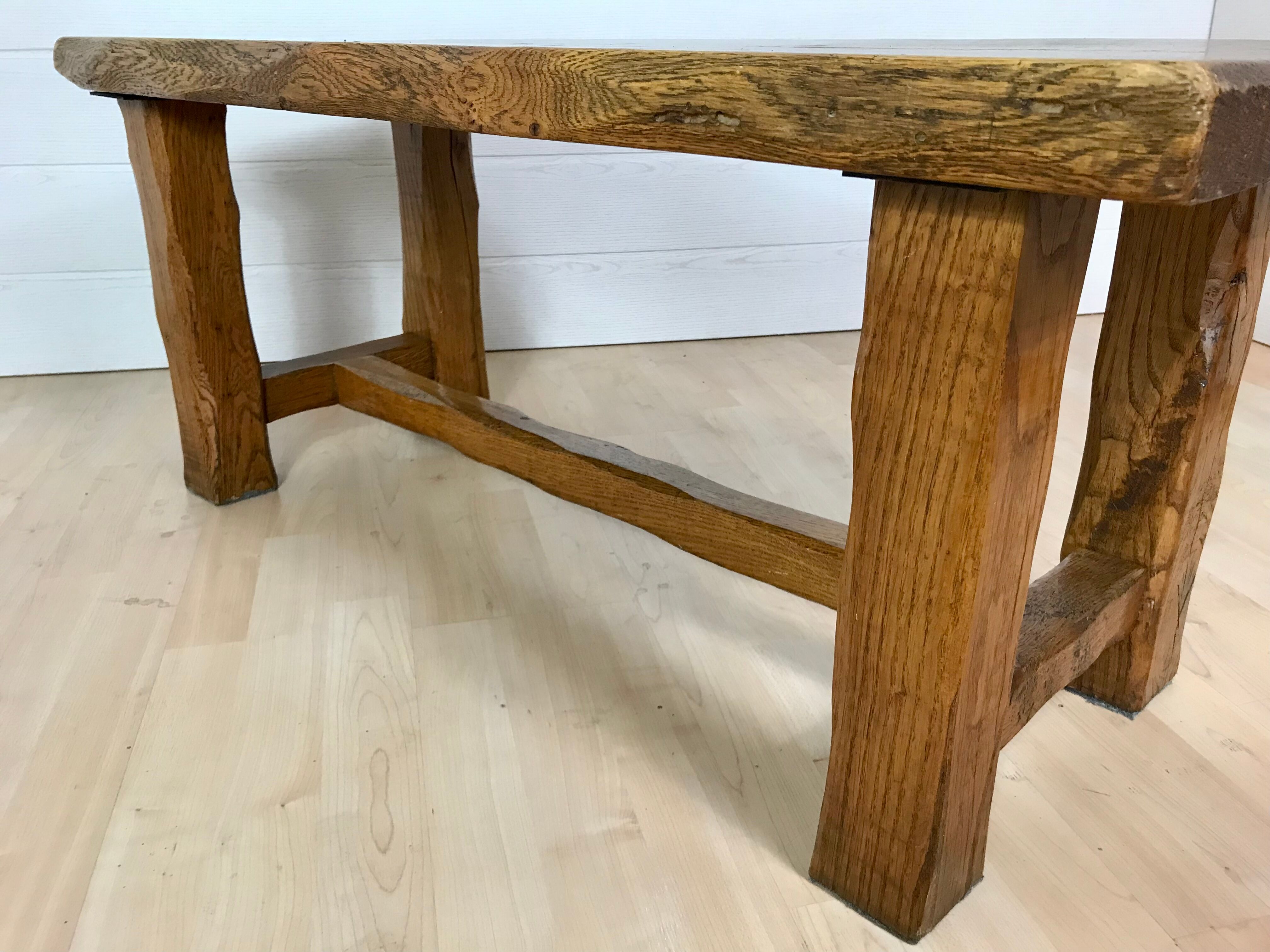 Table de salon brutaliste en chêne