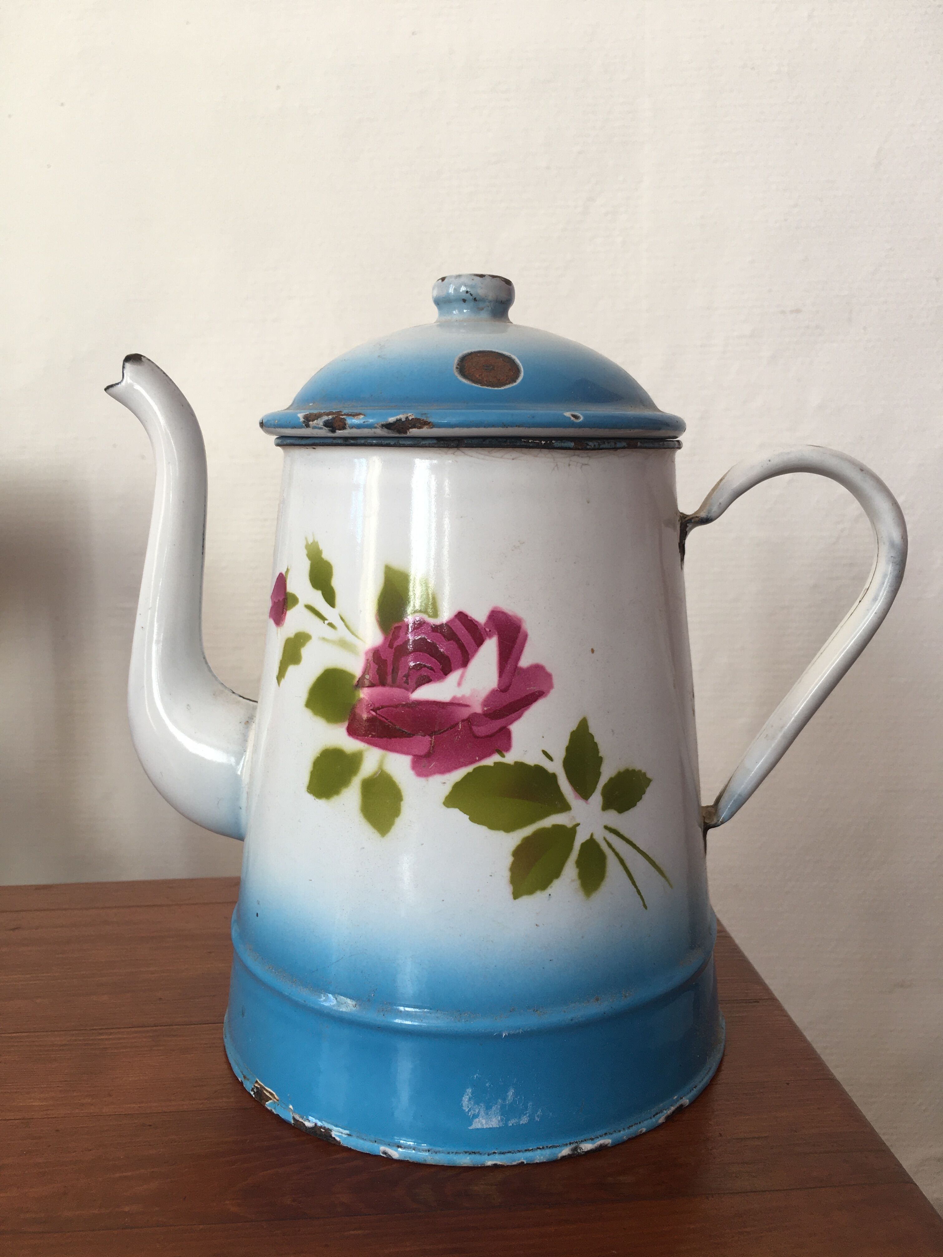 40s coffee maker in shabby enamelled sheet metal