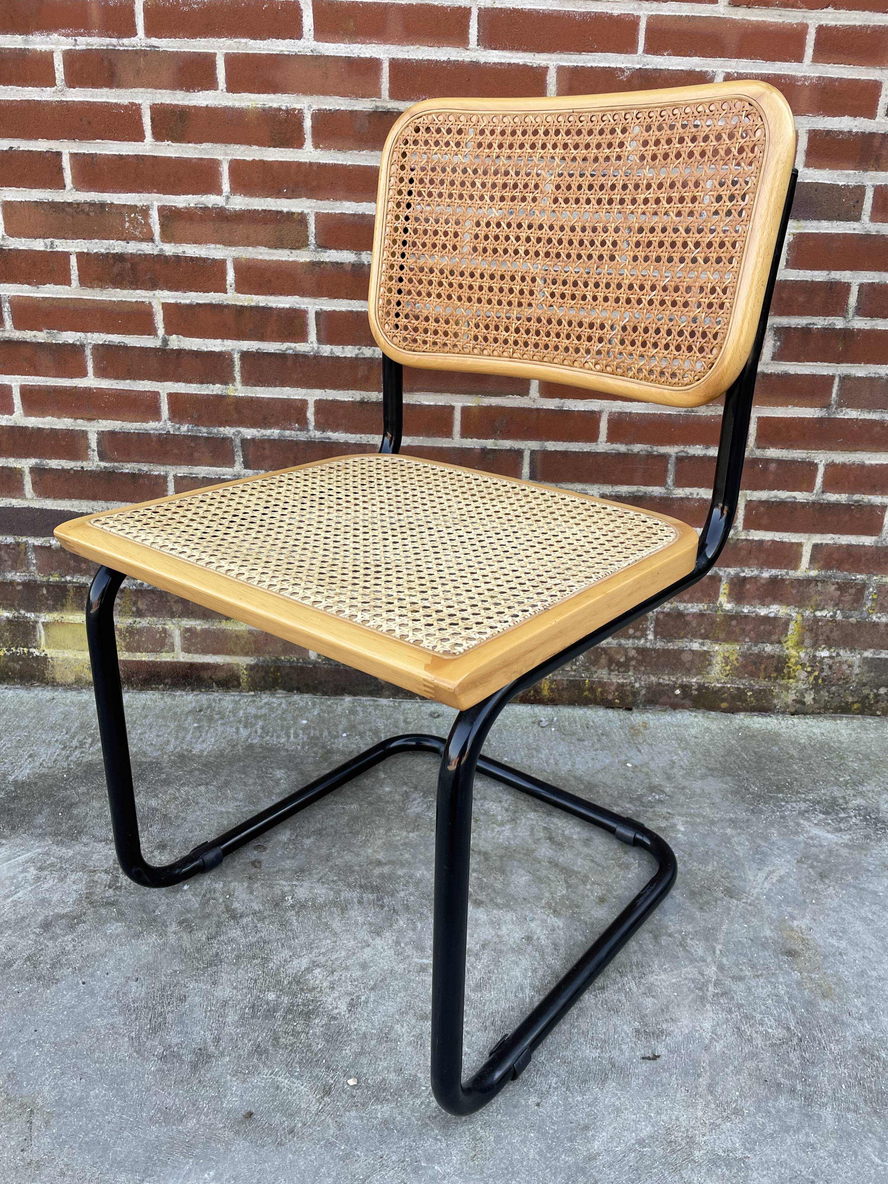 Chaise design Cesca modèle b32 en noir