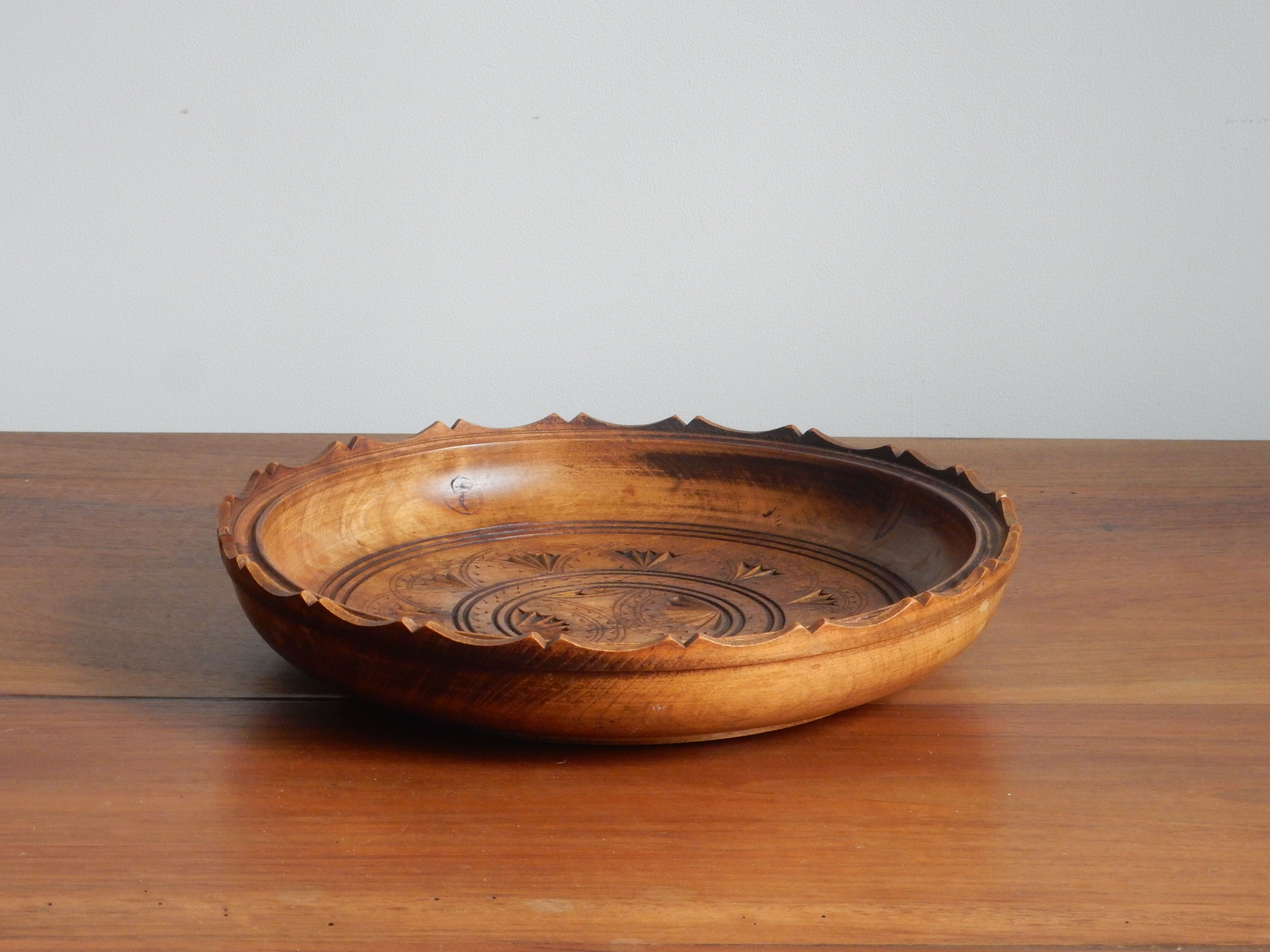 Decorative plate in carved wood