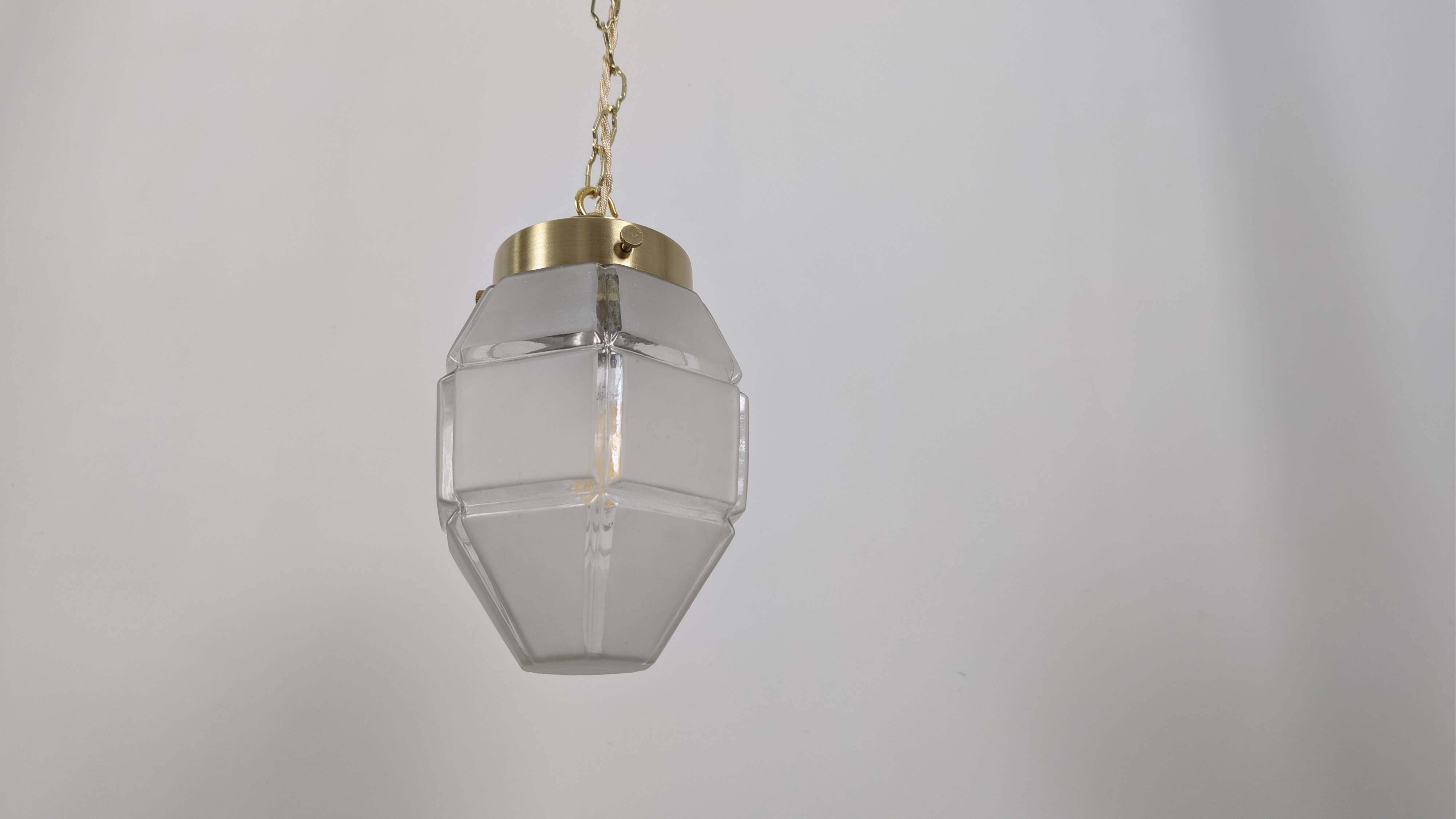 Art Deco faceted glass suspension, vintage light fixture with a diamond spirit and é.