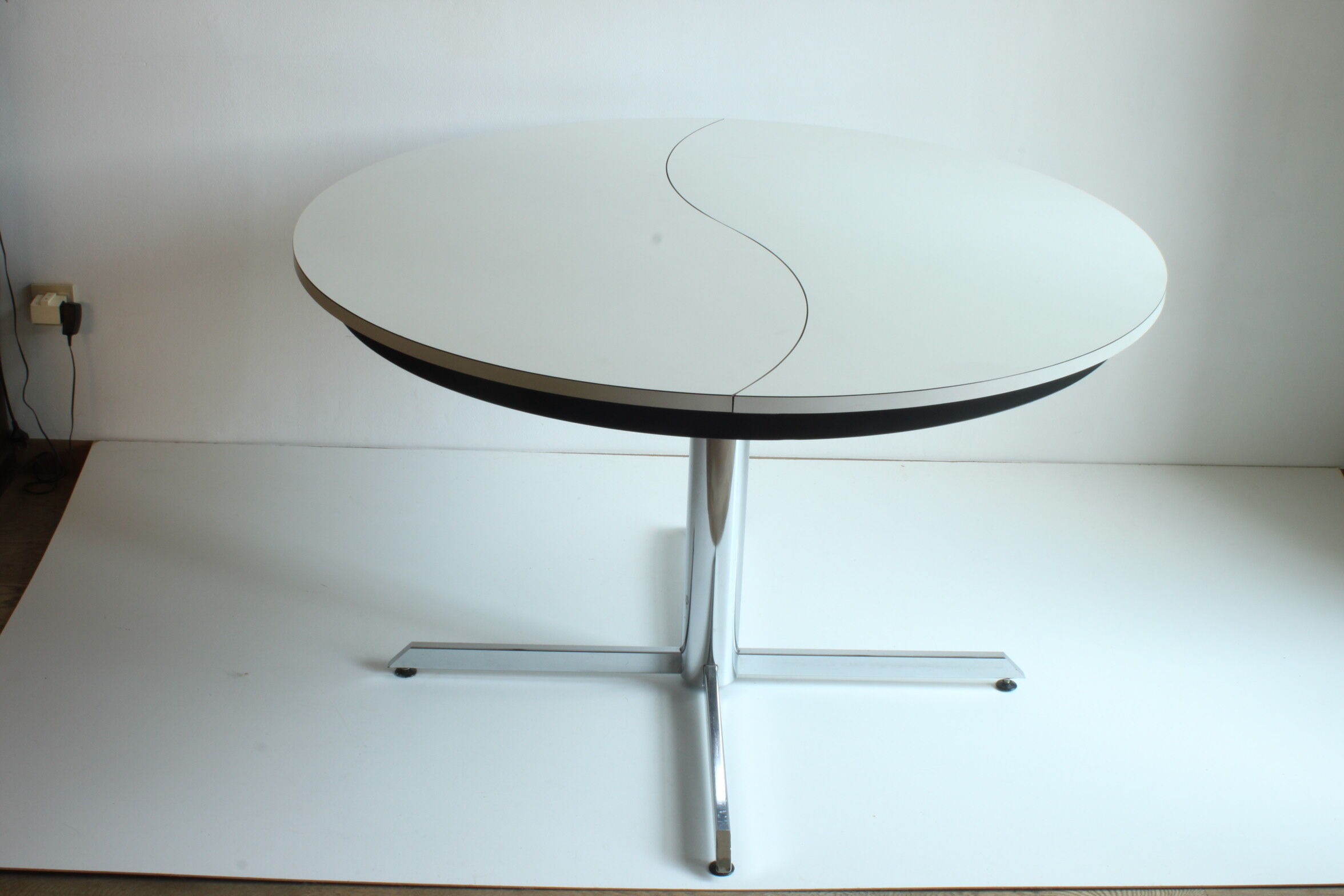 Ying-Yang round orange extendable dining table, 1970s.