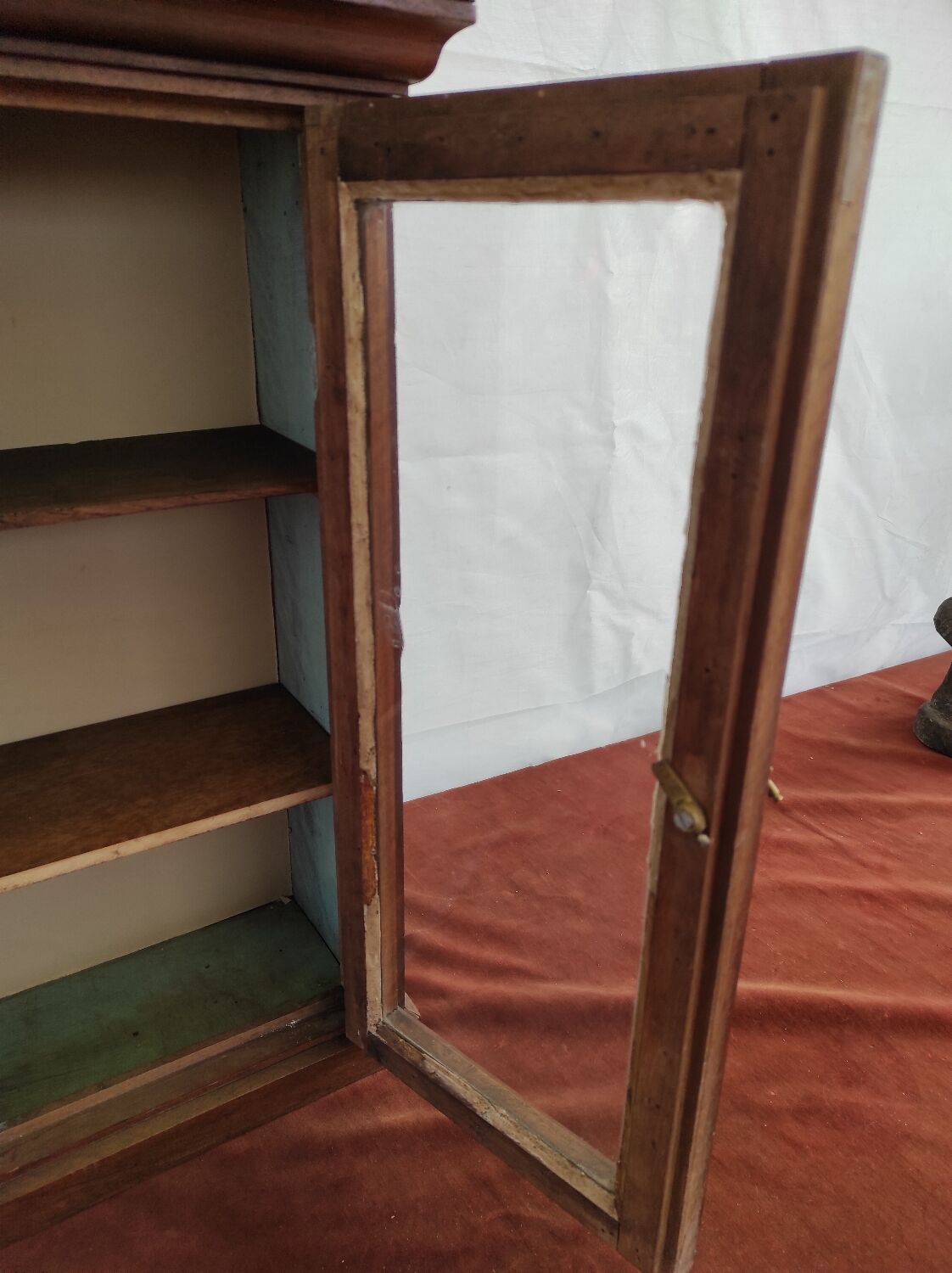 Showcase to pose nineteenth century walnut