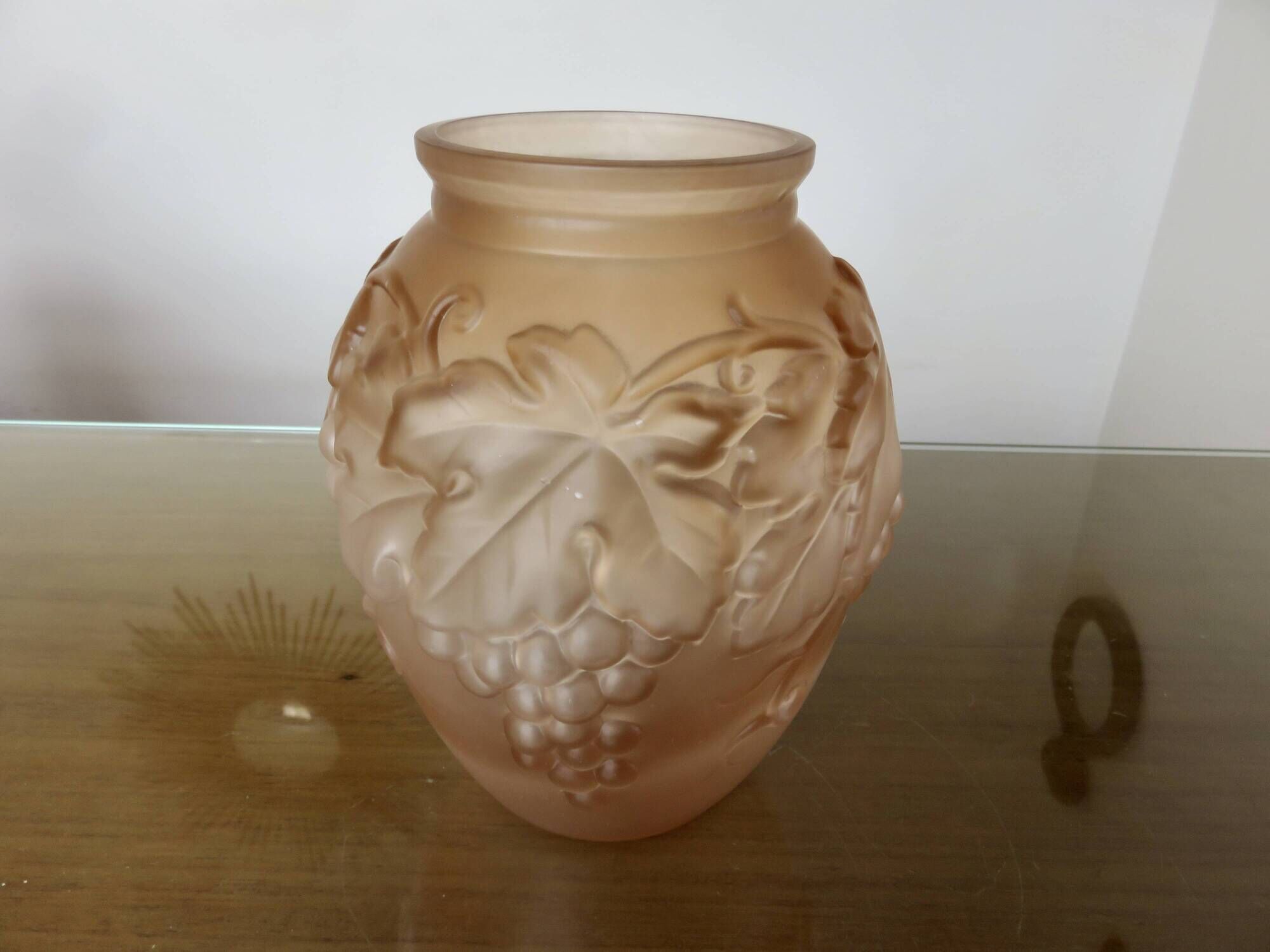 Art Deco vase in moulded pink glass, signed "Souchon Neuvesel", 1940s.