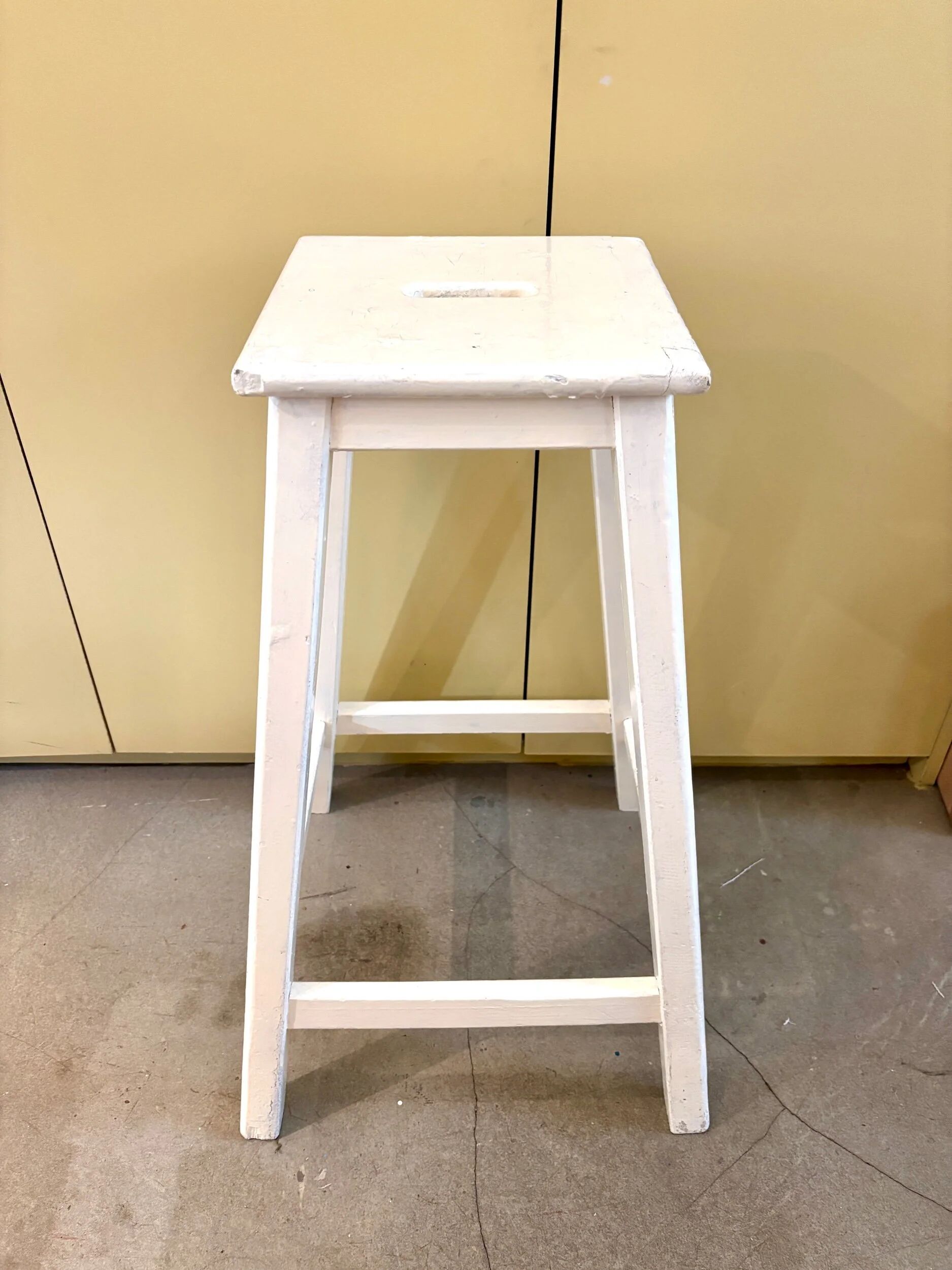 Tabouret haut, sellette en bois écru
