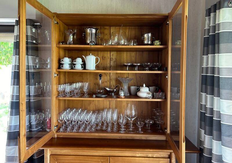 high glass buffet in solid elm - SENAC