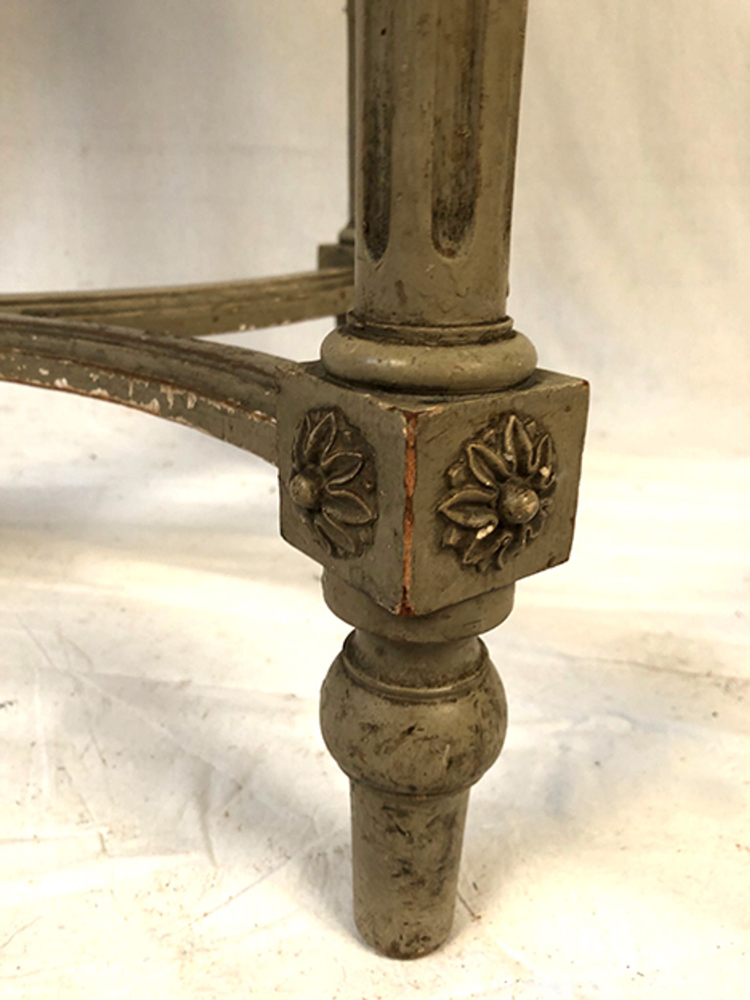 Guéridon ovale de style Louis XVI en bois laqué gris