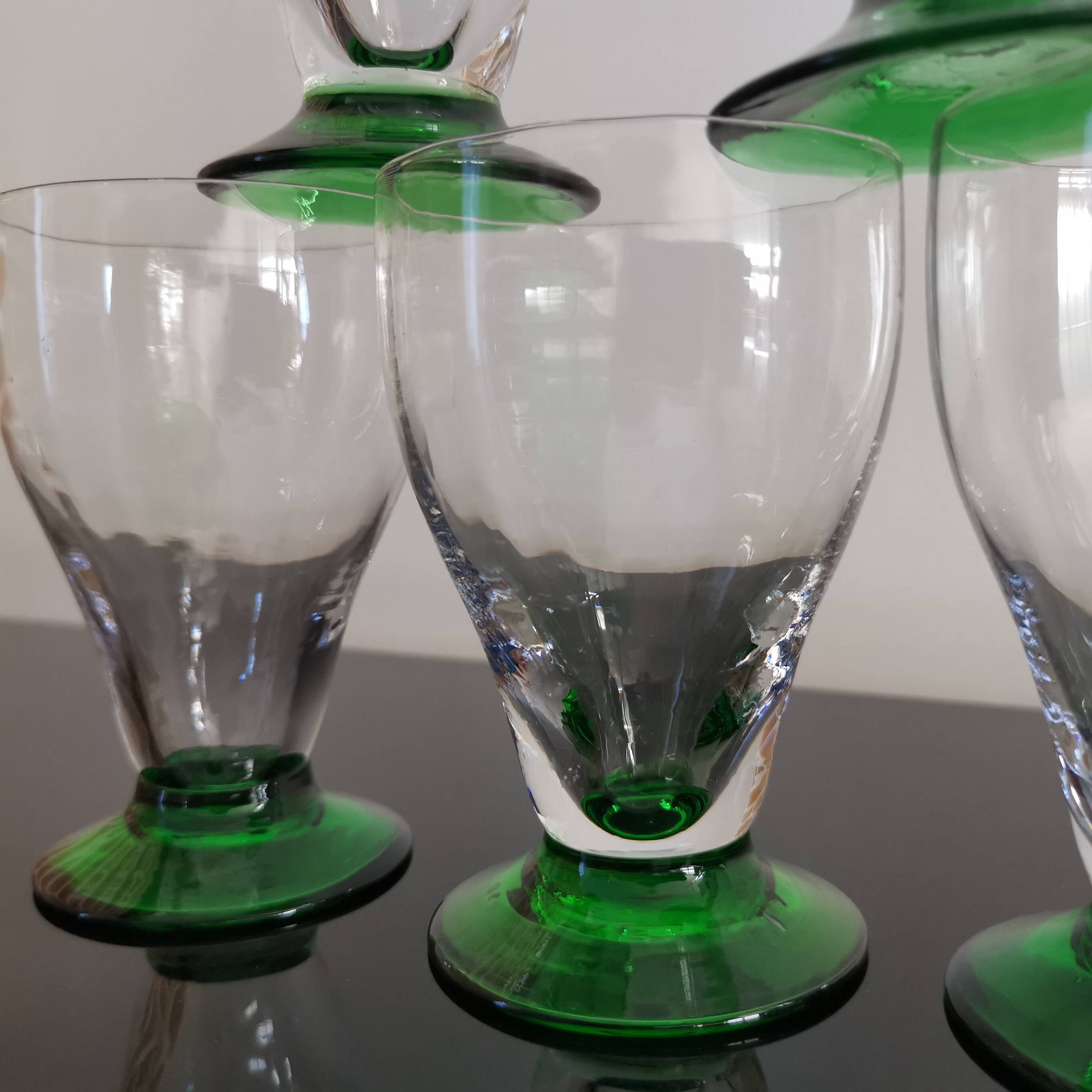 6 OLD COLORED GREEN STEMMED GLASSES FROM THE 1930S