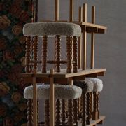 Un tabouret hexagonal en chêne, siège réhabilité en laine d'agneau, design danois des années 1950