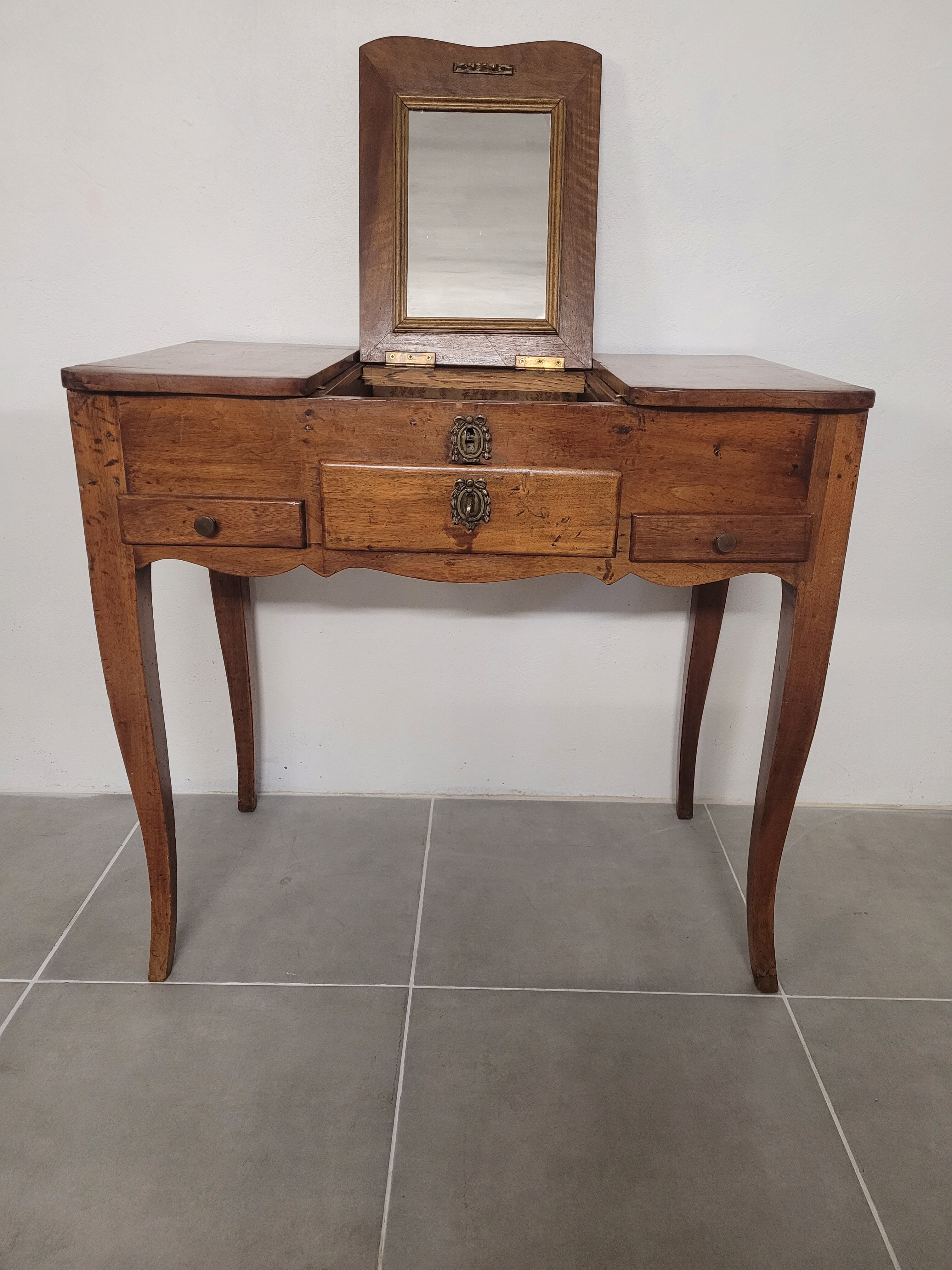 Dressing table