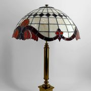 Important Tiffany-style lamp, bronze and stained glass – 20th century