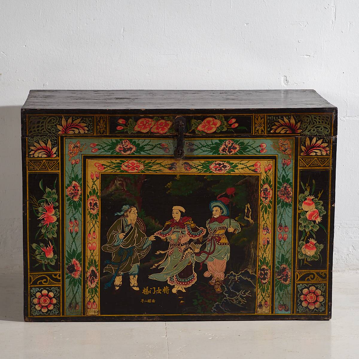 Antique oriental chest with painting of the warrior Yang Mulan (c.1900) #9