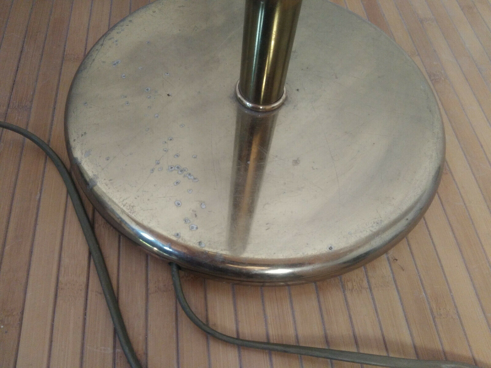 Articulated brass lamppost