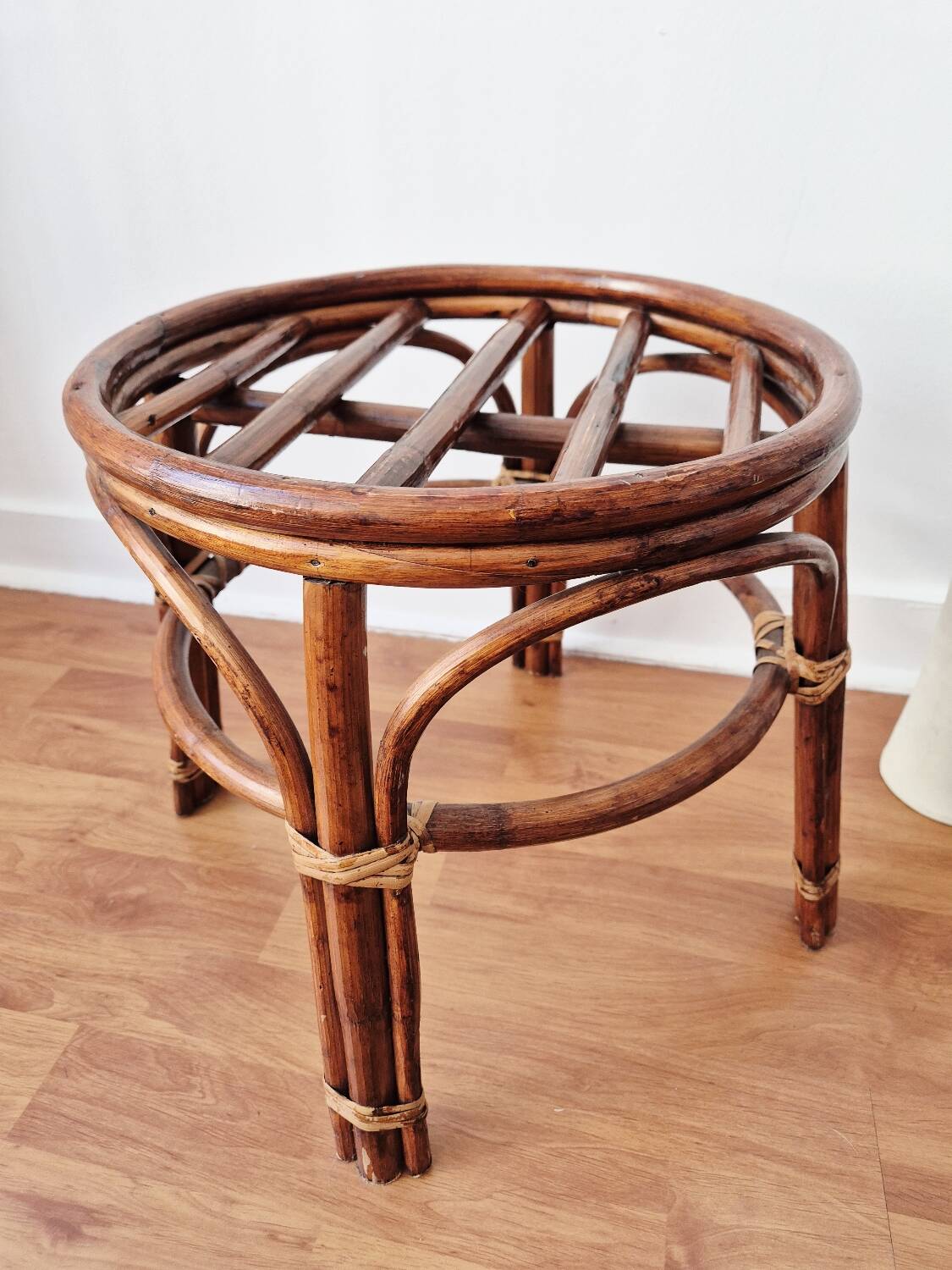 Rattan stool/plant stand - Vintage