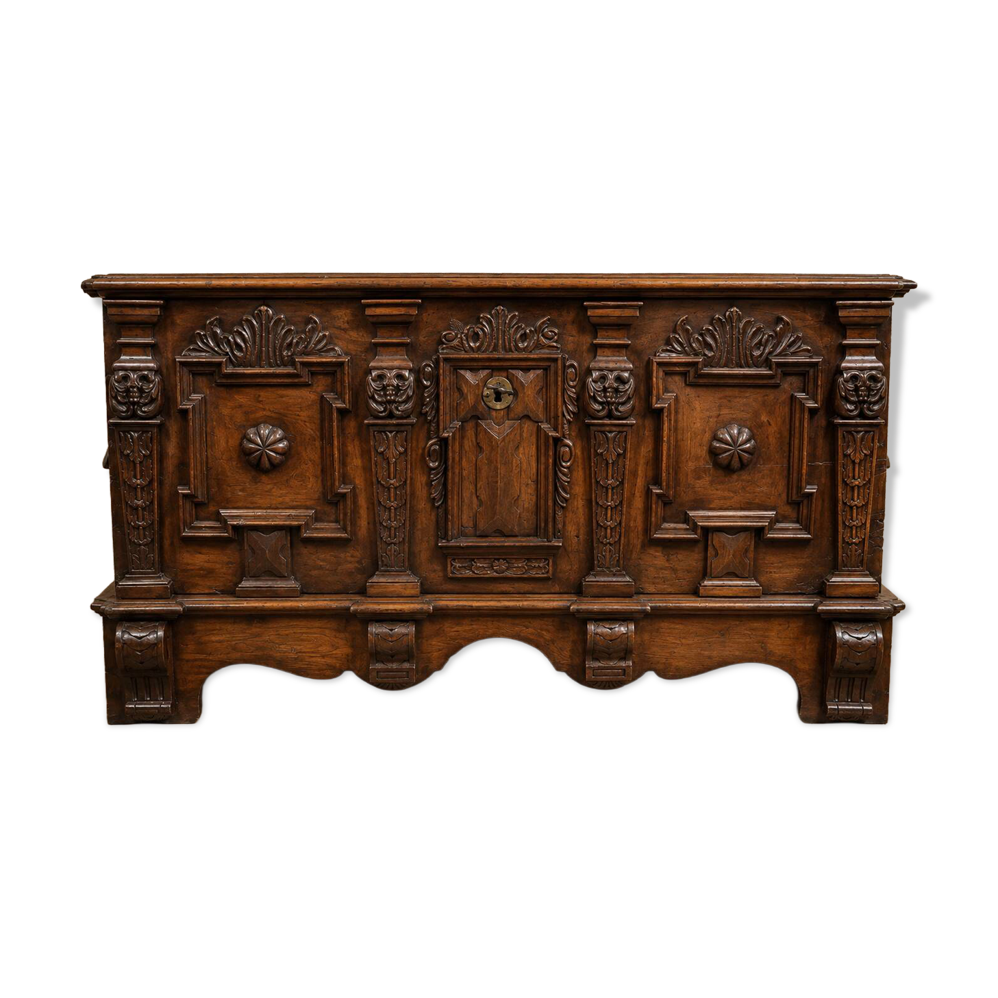 Coffre en noyer sculpté de style Renaissance – XVIIe