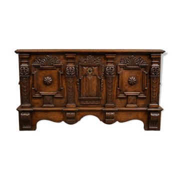 Important richly carved walnut chest – Renaissance style – 17th century