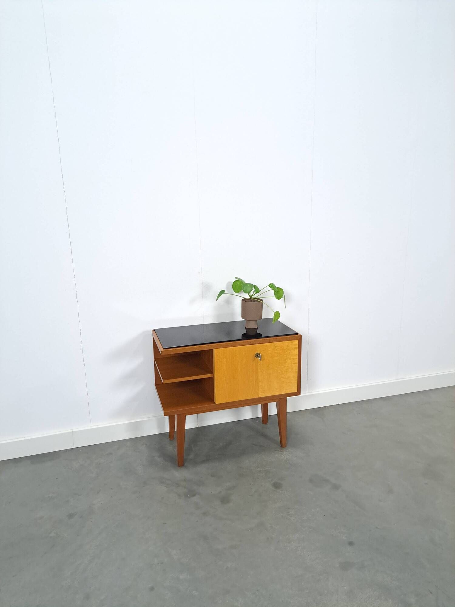 Mid-Century kastje J.D. Freese met klep en zwart opaline glas