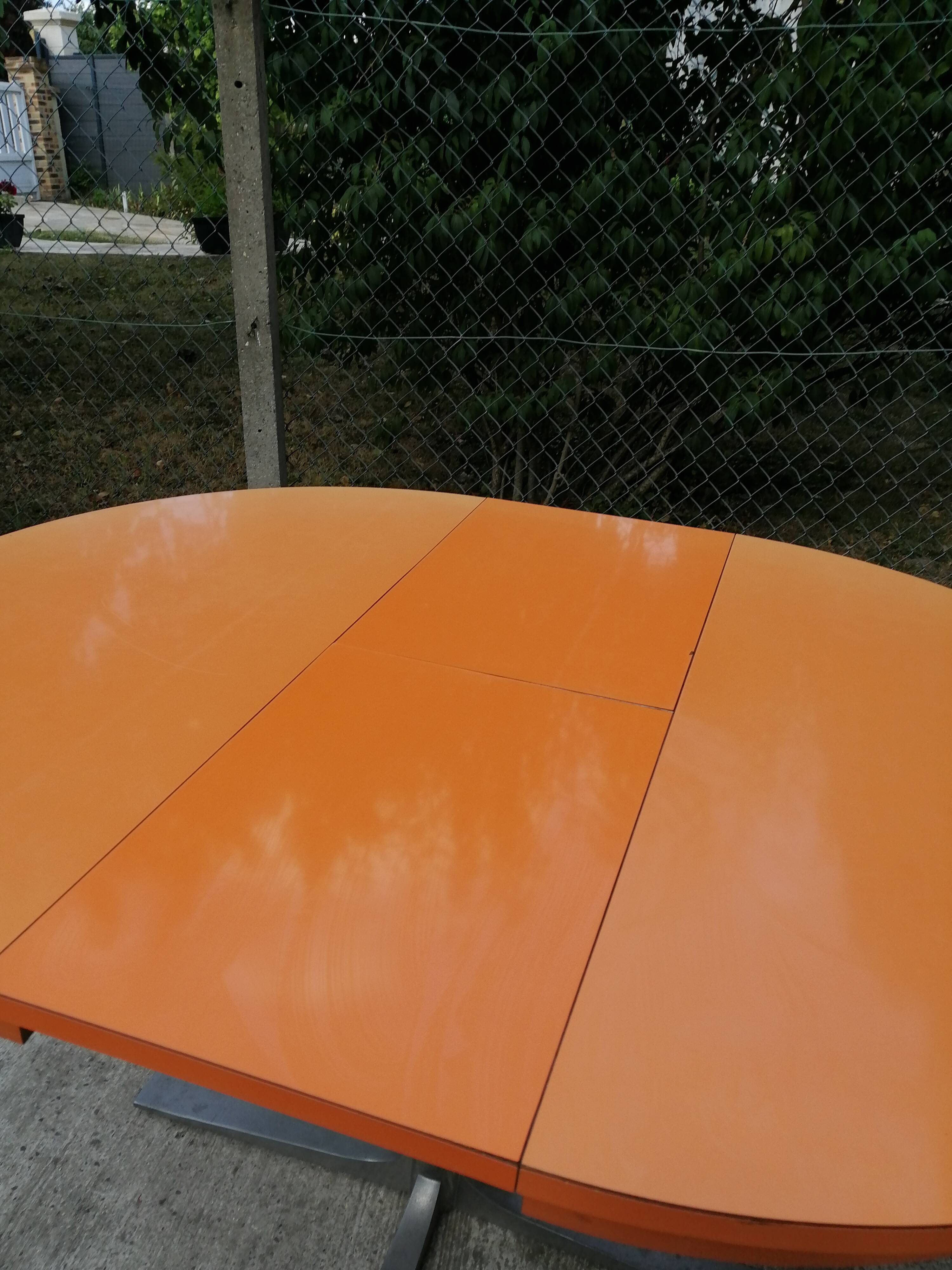 Formica roundtable