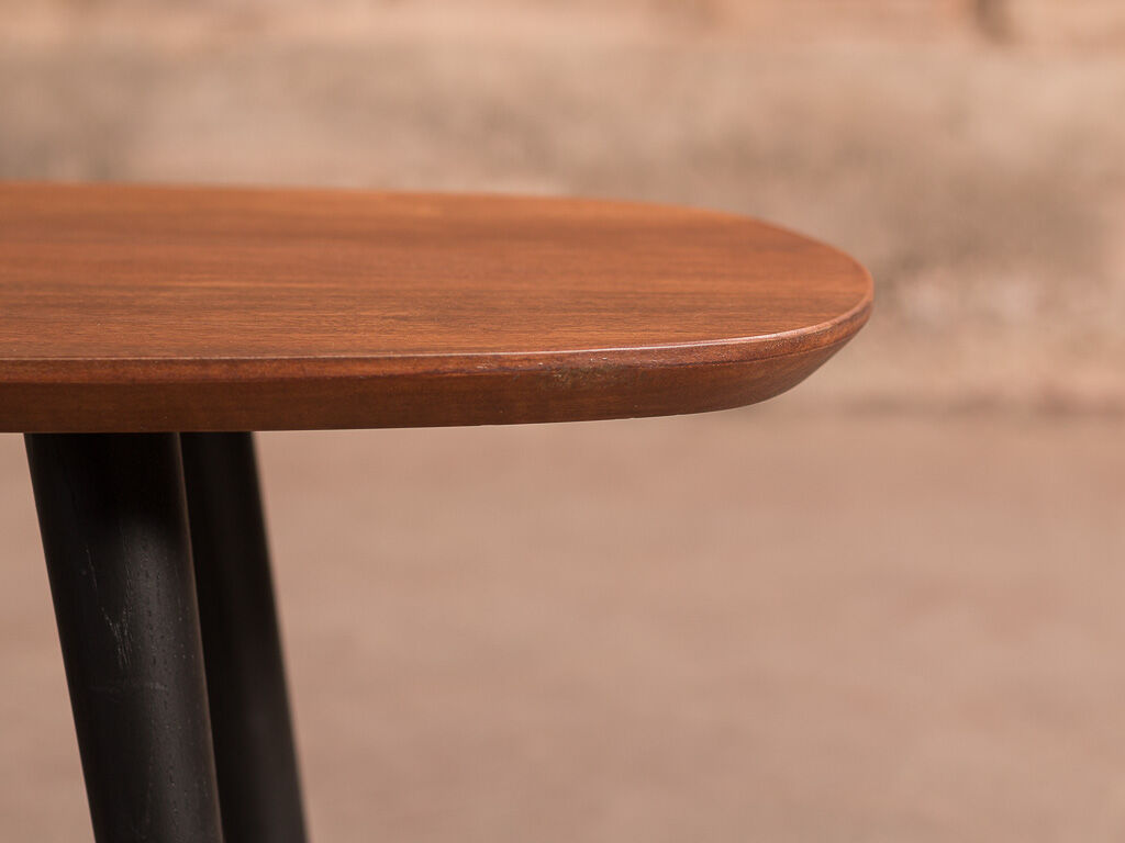 Tinted walnut coffee table with 4 black legs (100x40cm)