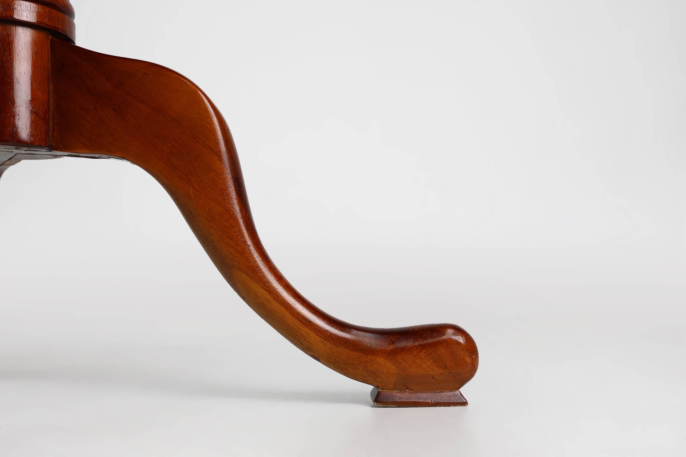 20th Century English round tilt top table in cherry wood, UK