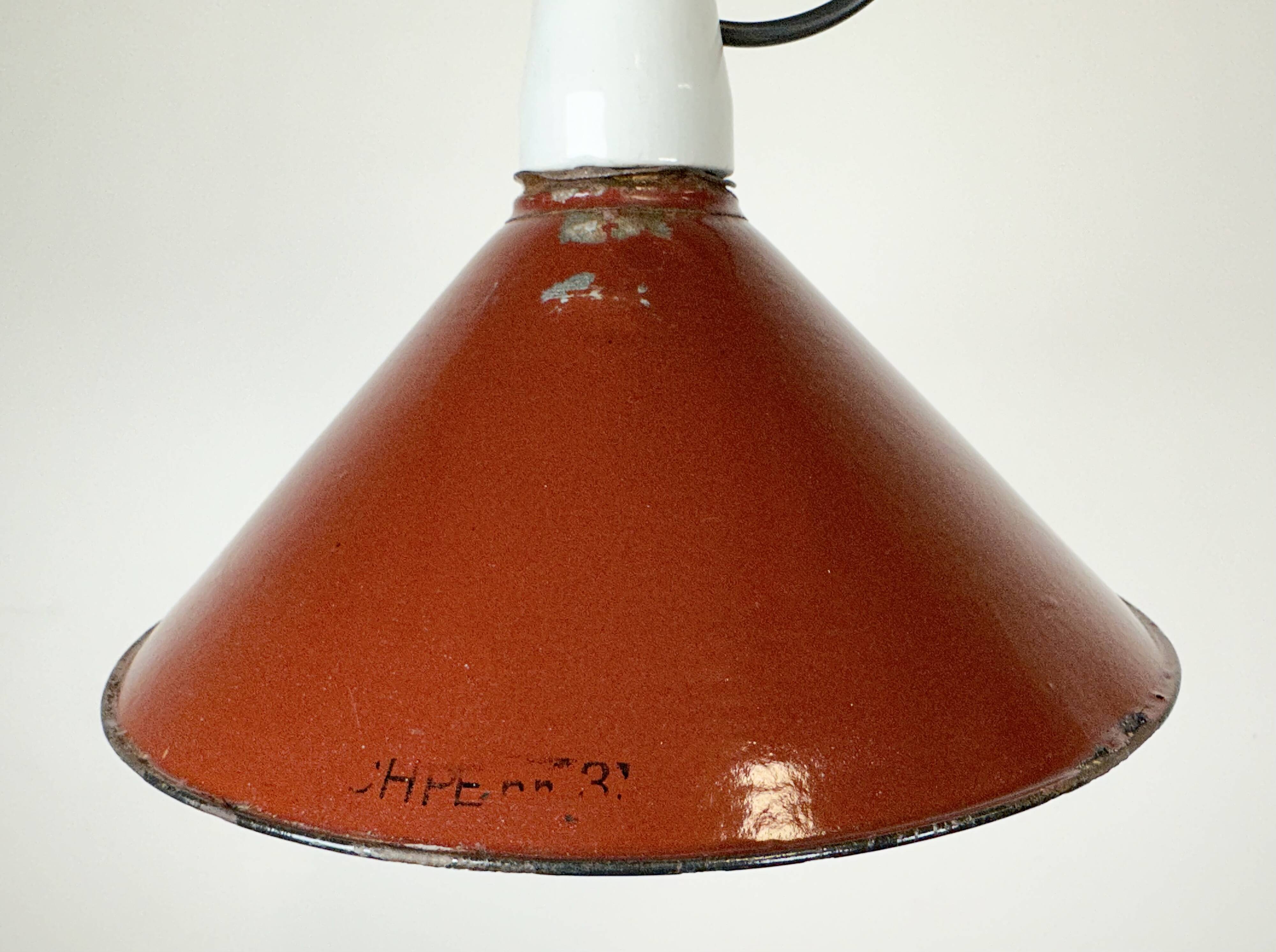 Suspension industrielle en émail rouge, années 1970