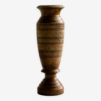 Vase en bois ciselé