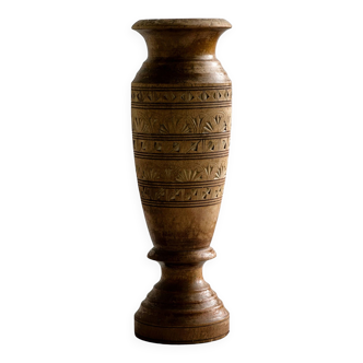 Vase en bois ciselé