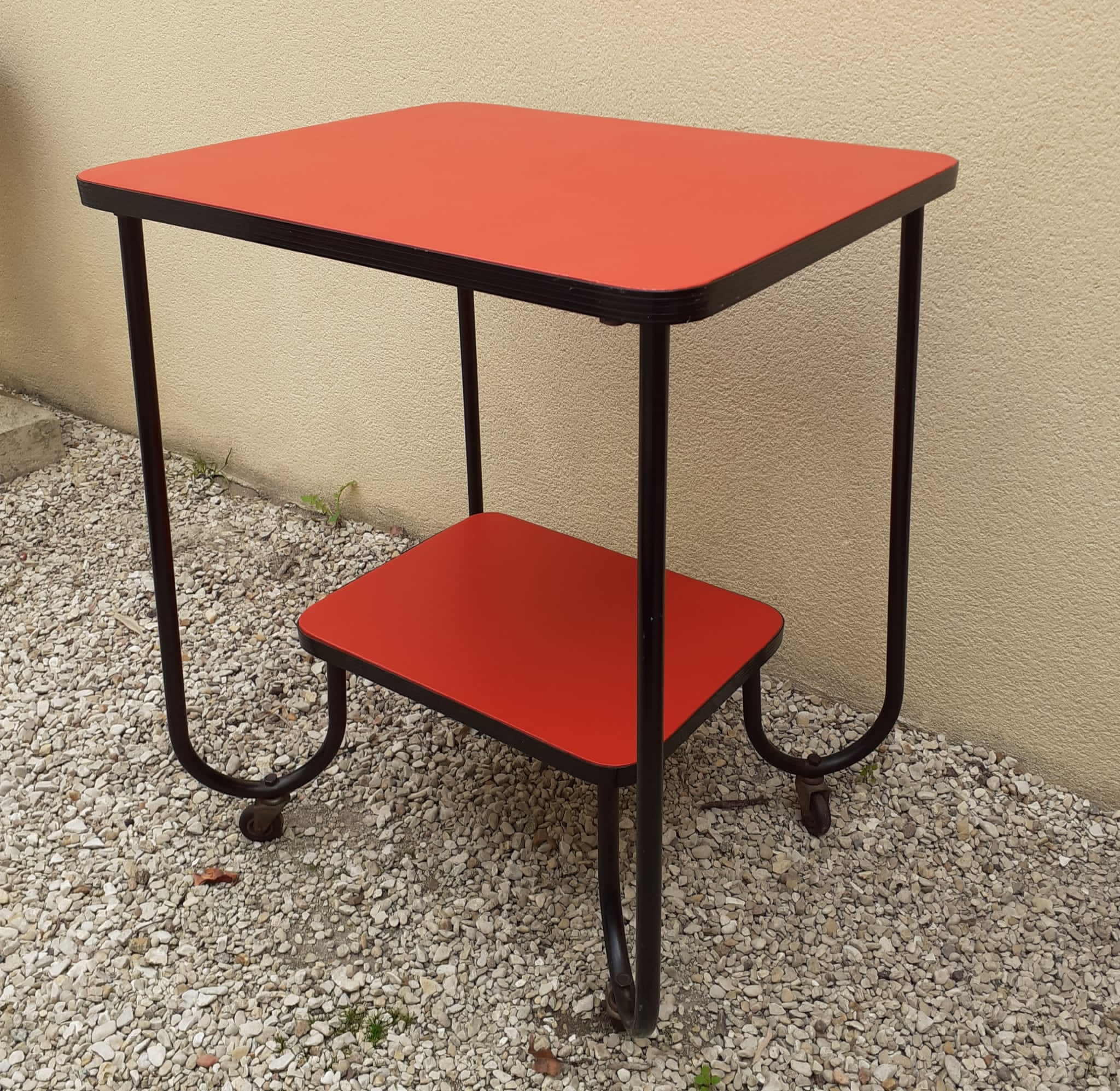 Red side table in Skaï