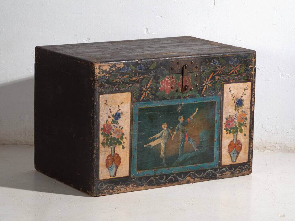 Coffre chinois ancien peint en bois de pin – Chine, circa 1900