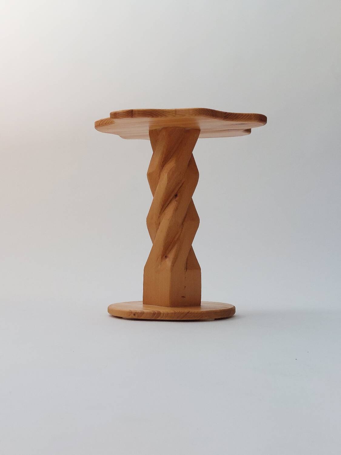 Table d'appoint en pin sculptée à la main, vintage et unique.