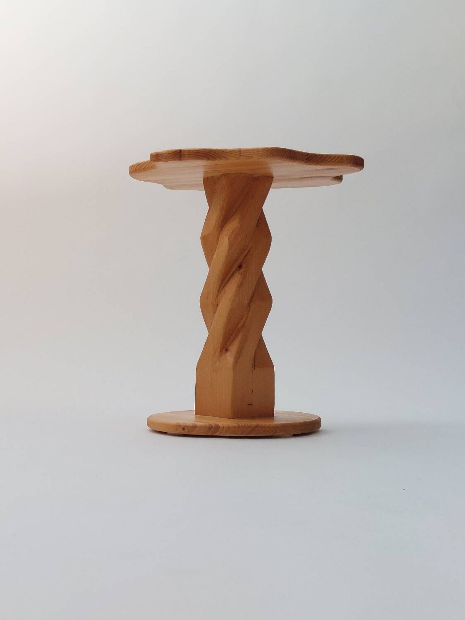 Table d'appoint en pin sculptée à la main, vintage et unique.