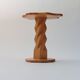 Table d'appoint en pin sculptée à la main, vintage et unique.
