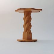 Table d'appoint en pin sculptée à la main, vintage et unique.