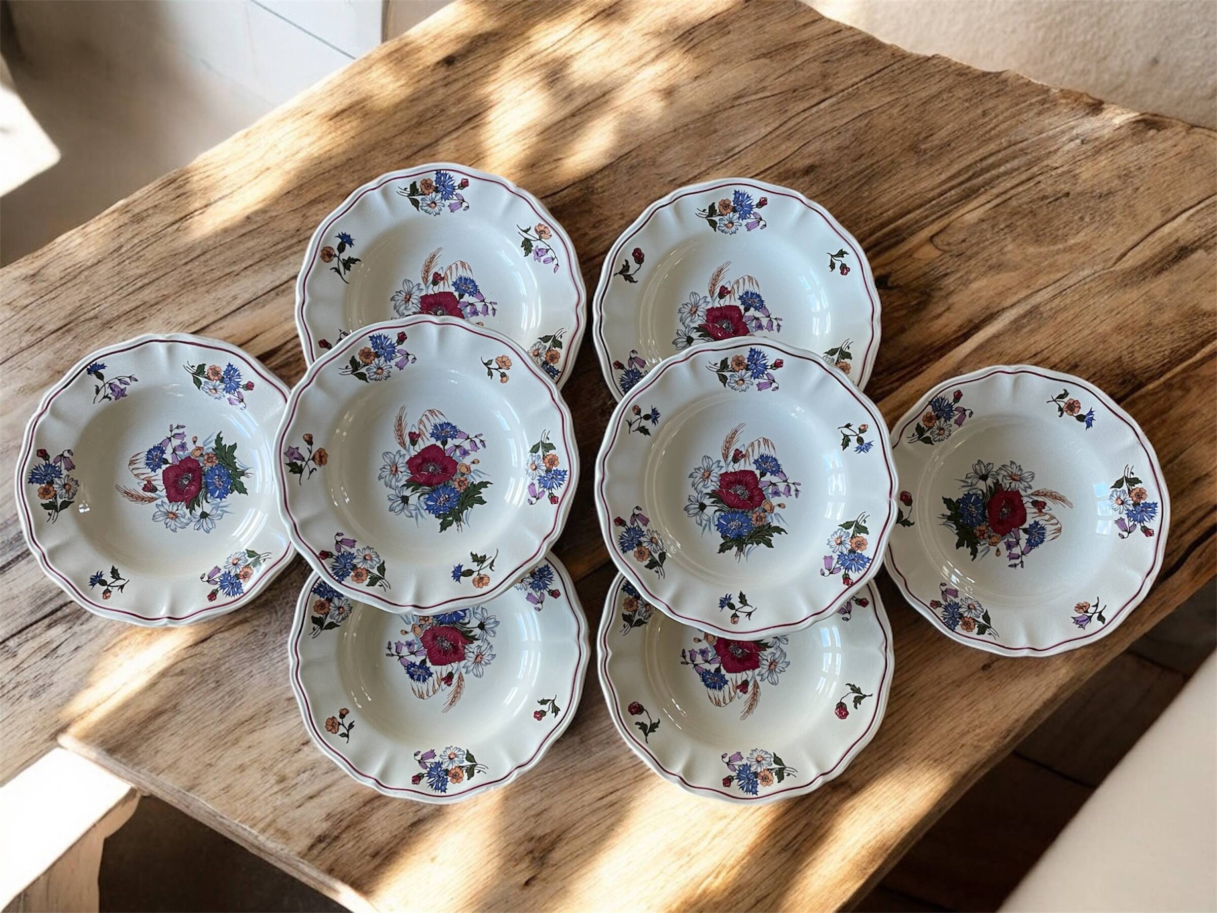 8 assiettes creuses anciennes en faïence de Sarreguemines