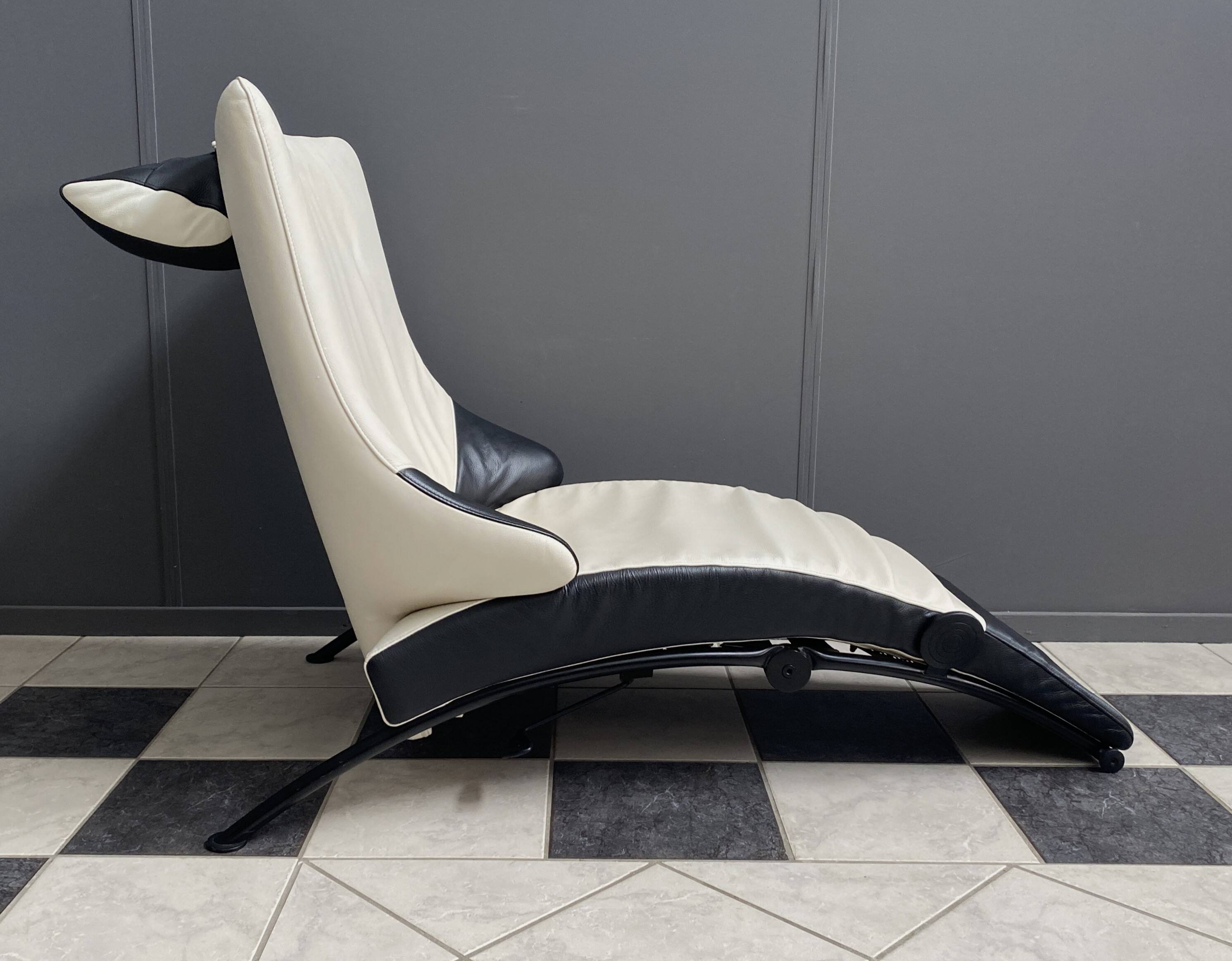 Black and white leather seat model Solo 699 design Stefan Heiliger, WK