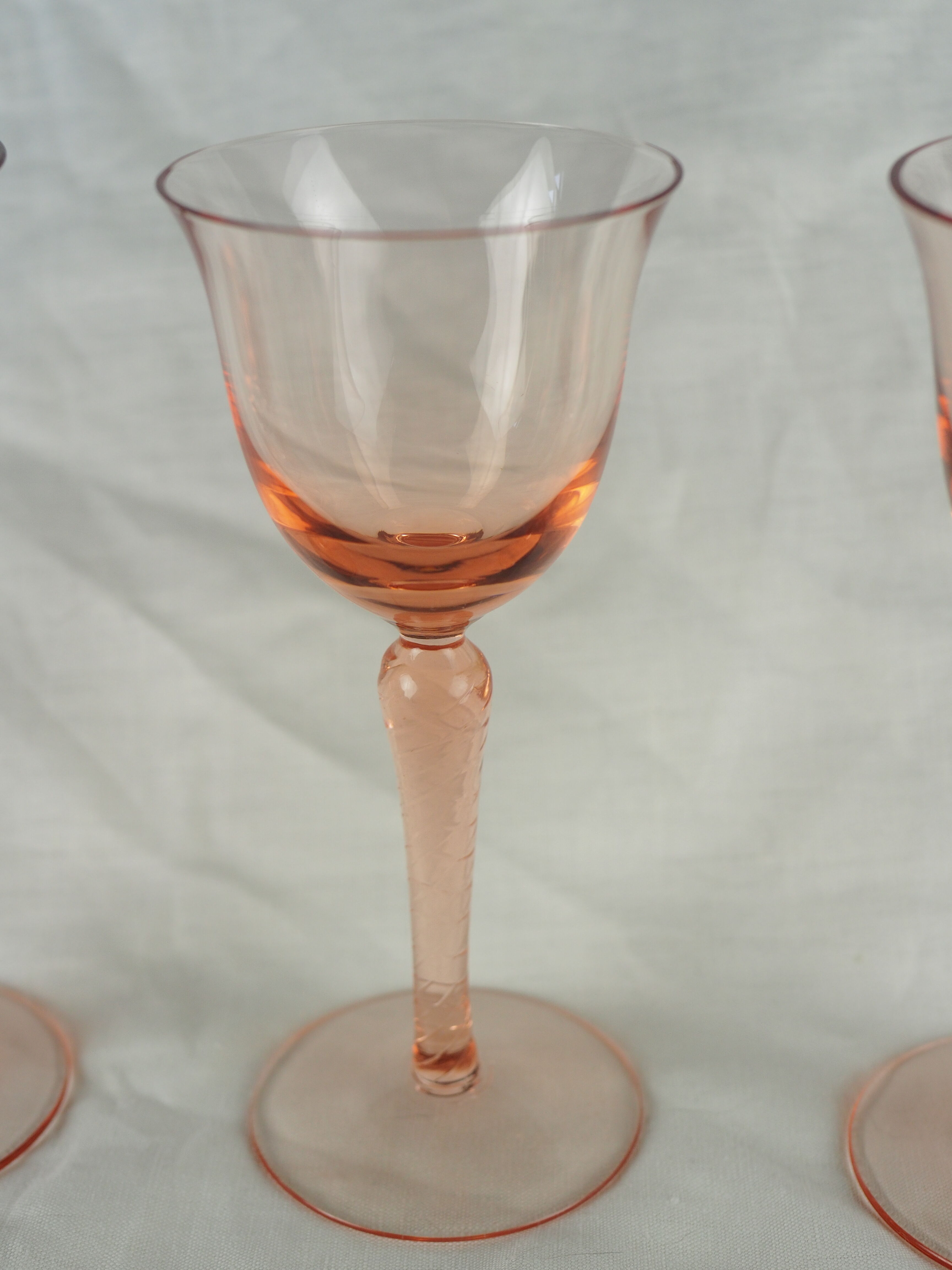 Set of 4 pink rosé glasses with twisted foot - 70s / 80s