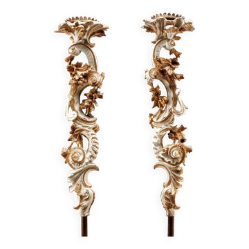 Paire de bougeoirs anciens de style baroque en bois, Italie, vers 1750