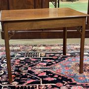 Table basse anglaise en acajou des années 1930