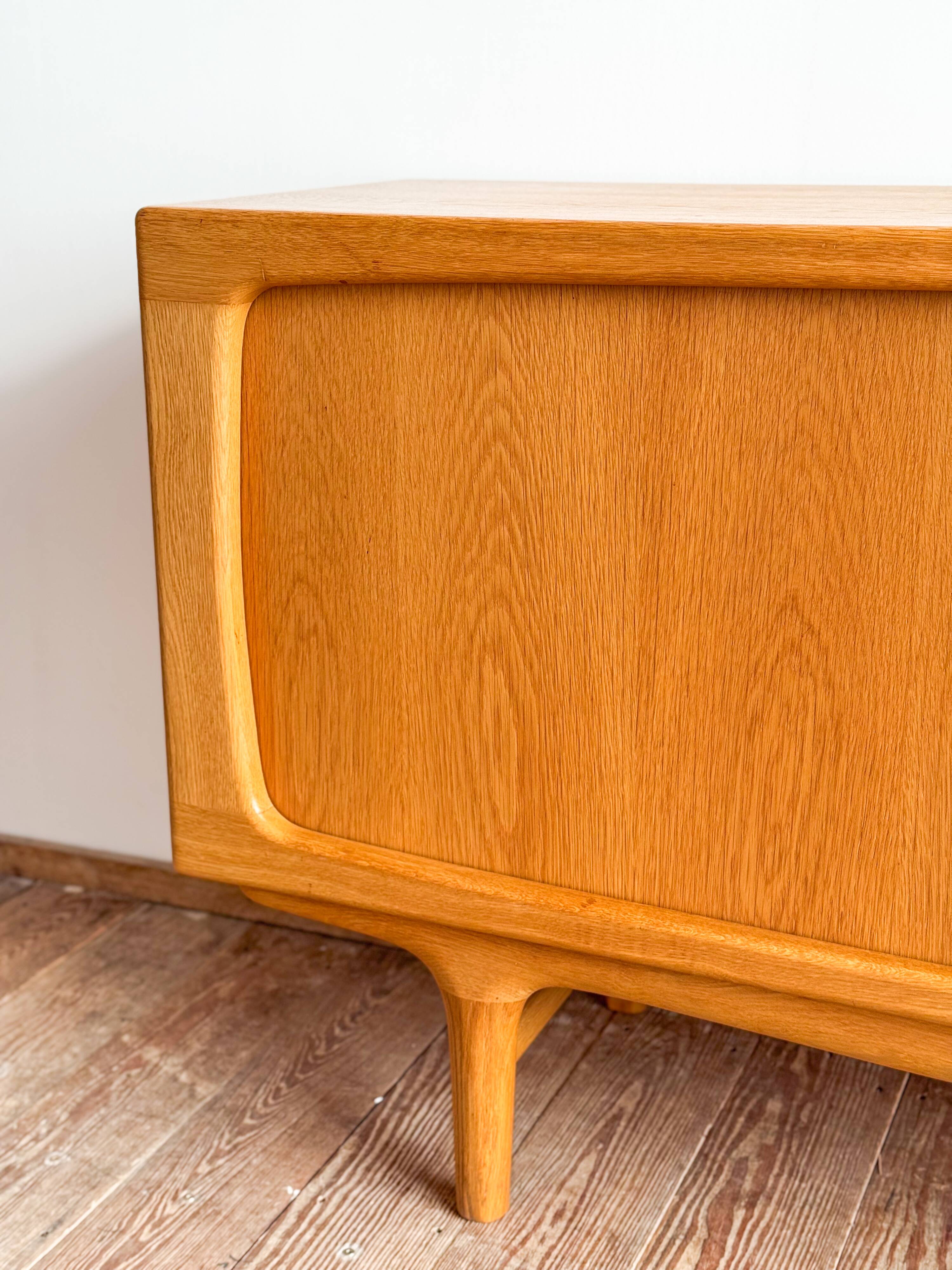 Buffet scandinave Johannes Andersen modèle 240 en chêne, Danemark