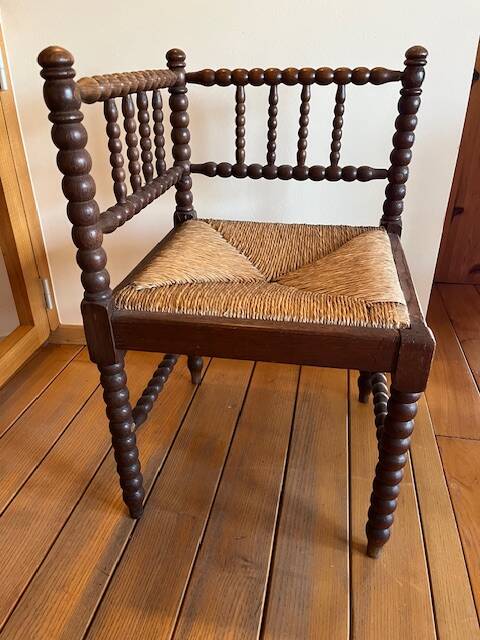 Set of 4 straw seats, turned legs in Bobin style.