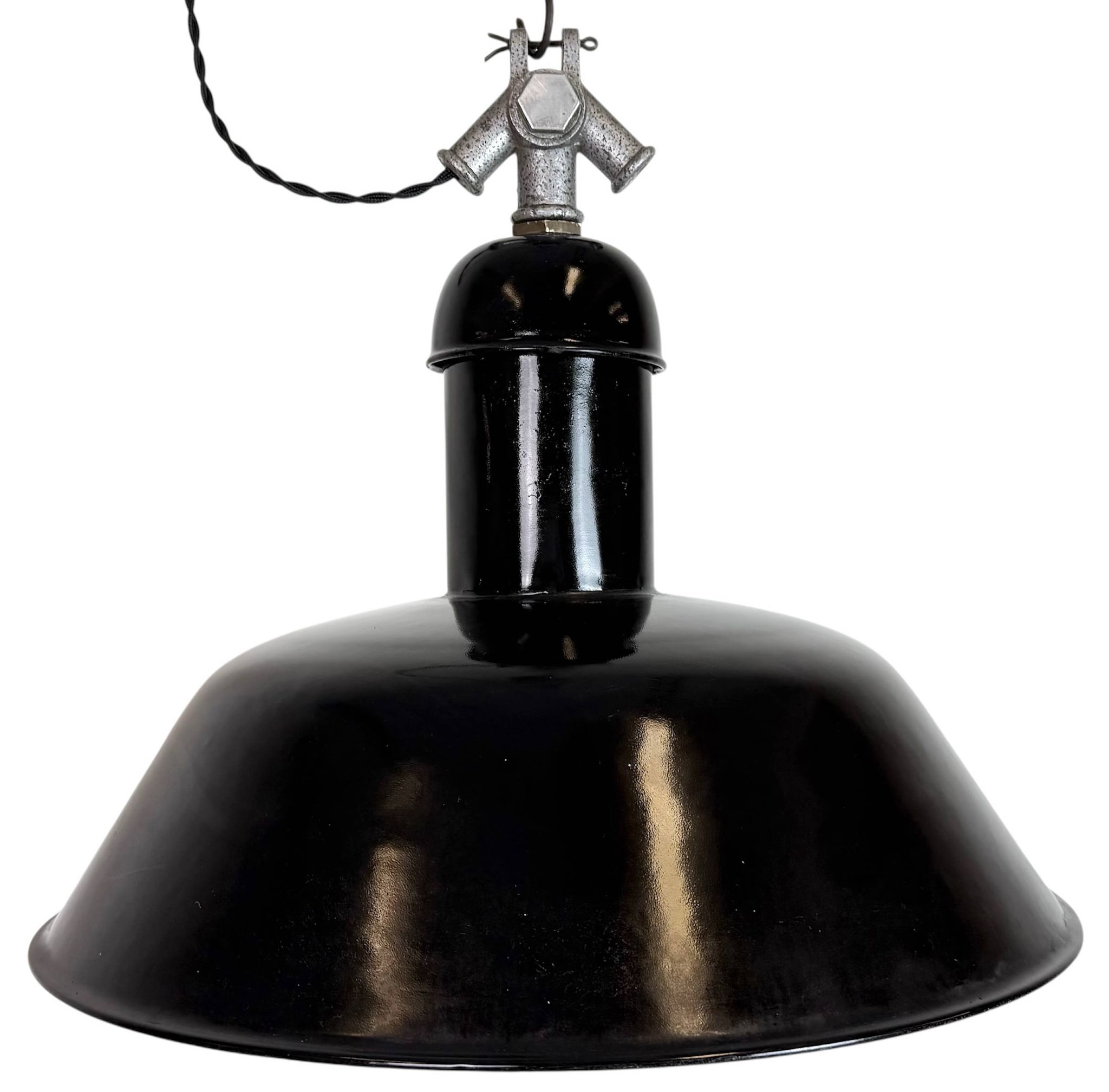 Lampe suspendue industrielle en émail noir de AEG, années 1930