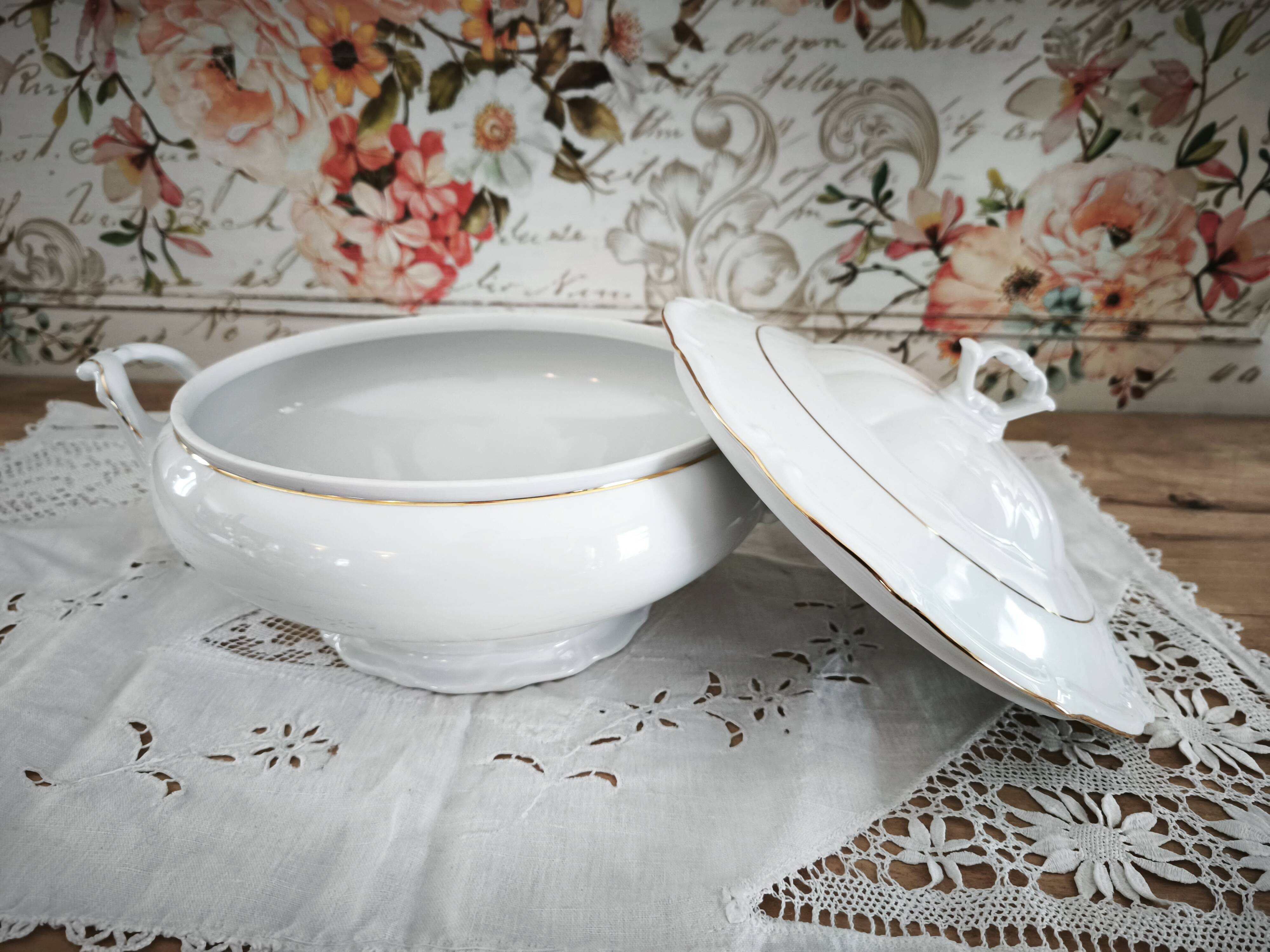 Porcelain soup tureen, white manufacture with double gold line, hand-painted.
