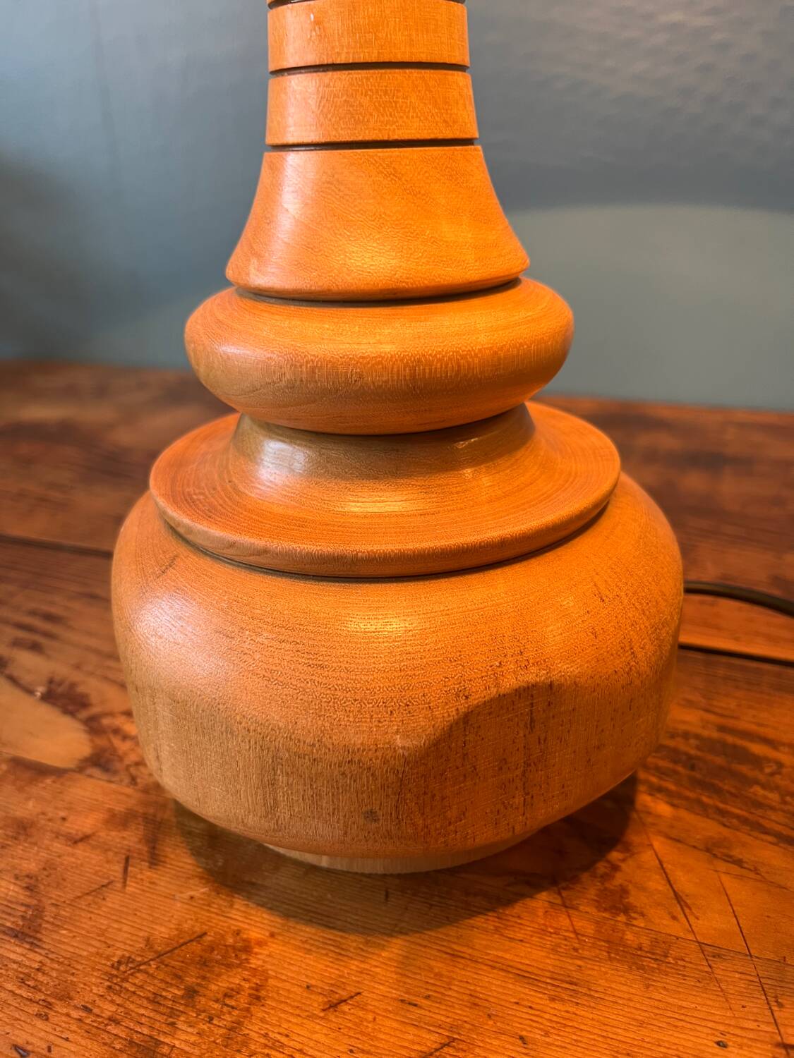 Table lamp with solid wood base, manual work